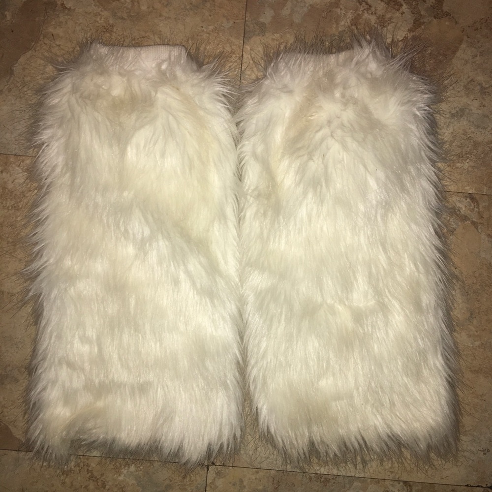 Women’s fuzzy white leg warmers 😇